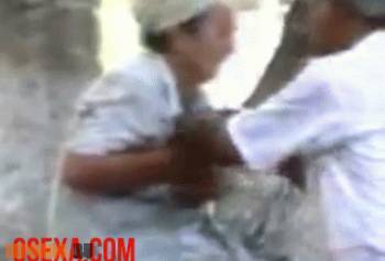 Узбек старик со старухой ласкаются на публике